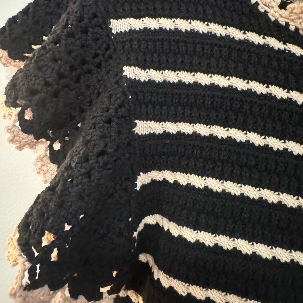 ELAN Black & Natural Striped Crochet Ruffle Sleeve Top - NWT - Picture 14 of 15